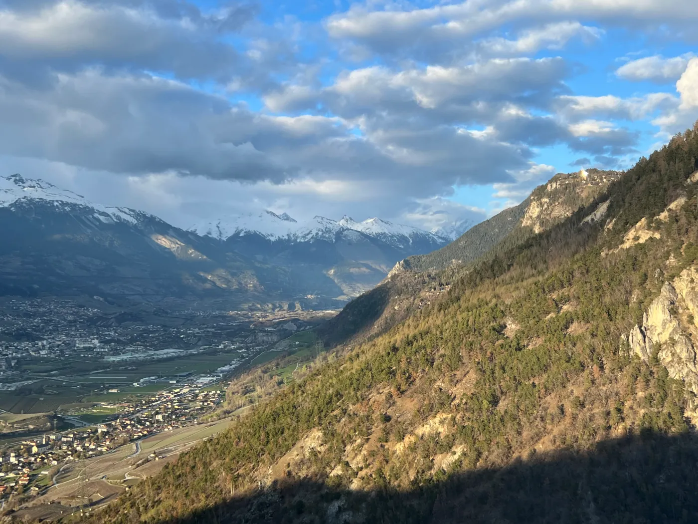 Vue panoramique sur la plaine du Rhône depuis la terrasse du Café des Promeneurs